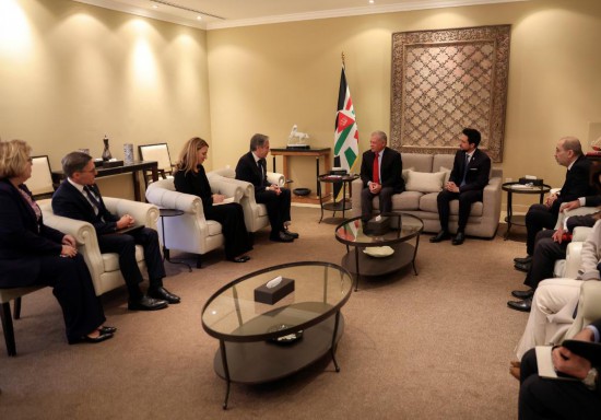 1月7日，約旦國王阿卜杜拉二世（中右）在安曼會見到訪的美國國務(wù)卿布林肯（中左）。新華社發(fā)（約旦王宮供圖）