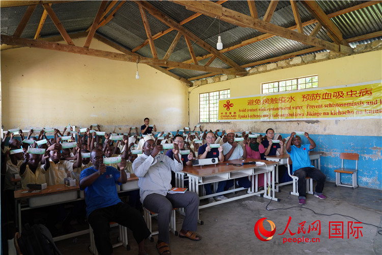 中國專家組走進姆坦噶尼小學開展血吸蟲病防治健康教育。人民網(wǎng)記者 黃煒鑫攝