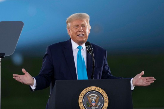 這是2020年9月3日時(shí)任美國(guó)總統(tǒng)特朗普在美國(guó)賓夕法尼亞州拉特羅布參加競(jìng)選集會(huì)的資料照片。新華社記者劉杰攝