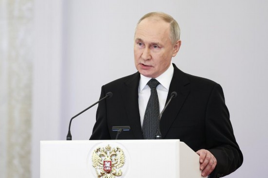 2023年12月8日，俄羅斯總統(tǒng)普京在莫斯科克里姆林宮出席“祖國(guó)英雄日”慶祝儀式。新華社/塔斯社