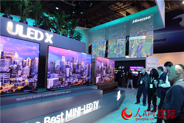 在2024年美國(guó)消費(fèi)電子展上，人們駐足觀看中國(guó)企業(yè)海信推出的ULED X系列電視110UX，該產(chǎn)品獲得“2024年美國(guó)消費(fèi)電子展創(chuàng)新獎(jiǎng)”。人民網(wǎng)記者 李志偉攝