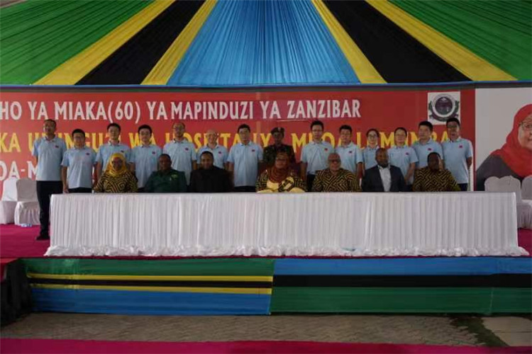 坦桑尼亞政要與中國醫(yī)療隊合影。中國（江蘇）第33期援桑給巴爾醫(yī)療隊供圖