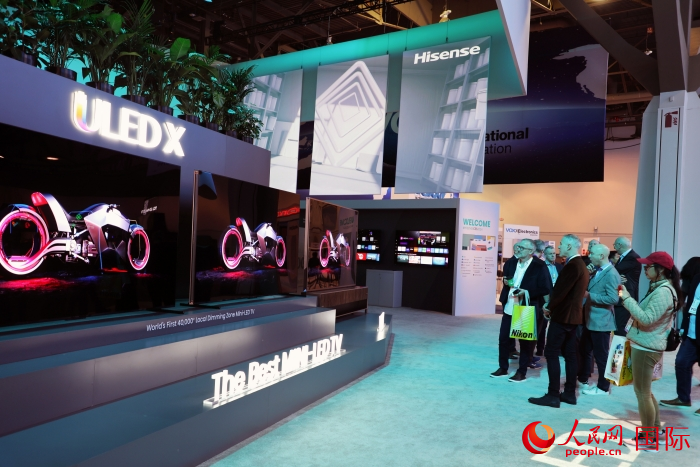 海信在此次展會上推出ULED X系列電視110UX，是全球首臺4萬+分區(qū)MiniLED電視，斬獲2024年美國消費電子展創(chuàng)新獎。人民網(wǎng)記者 李志偉攝