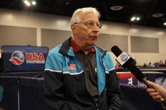 2023年12月16日，中美“乒乓外交”親歷者戴爾·斯威里斯在2023年美國(guó)乒乓球公開賽老年組比賽間隙接受新華社記者專訪。