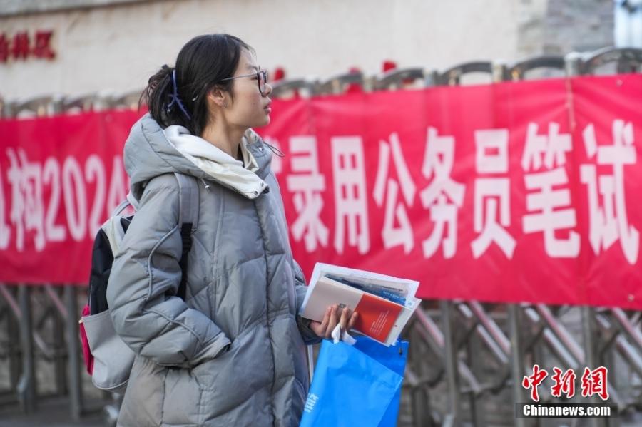 2023年11月26日，山西省太原市，考生步入考場。當(dāng)日，中央機關(guān)及其直屬機構(gòu)2024年度考試錄用公務(wù)員公共科目筆試舉行。<a target='_blank' href='/'><p  align=
