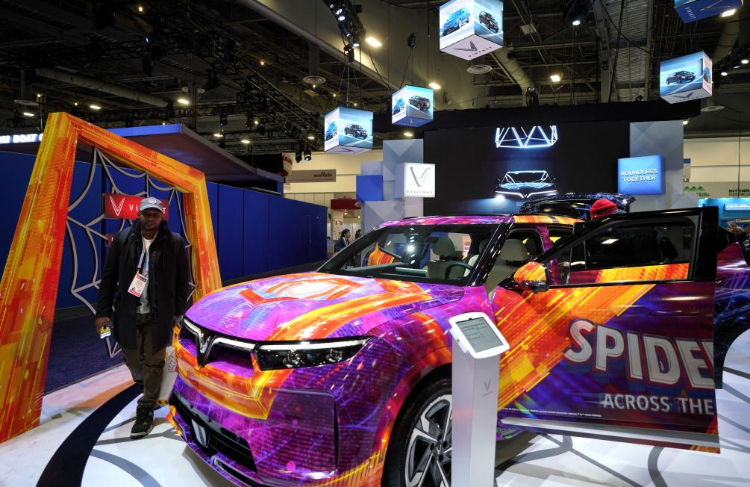 1月11日，人們?cè)诿绹?guó)拉斯維加斯消費(fèi)電子展越南電動(dòng)汽車(chē)制造商VinFast展臺(tái)參觀。新華社記者吳曉凌攝