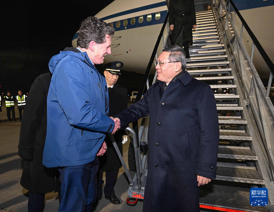 當(dāng)?shù)貢r(shí)間1月16日晚，應(yīng)愛爾蘭總理瓦拉德卡邀請(qǐng)，國(guó)務(wù)院總理李強(qiáng)乘包機(jī)抵達(dá)都柏林國(guó)際機(jī)場(chǎng)，開始對(duì)愛爾蘭進(jìn)行正式訪問。愛爾蘭環(huán)境、氣候與通訊部長(zhǎng)兼交通部長(zhǎng)瑞安等到機(jī)場(chǎng)迎接。新華社記者 饒愛民 攝