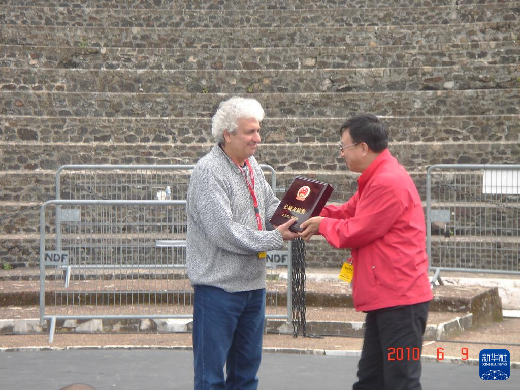 這是2010年帕特里克·索米耶（圖左）獲頒北京市人民政府授予的“長城友誼獎”時的資料照片。新華社發(fā)（受訪對象供圖）