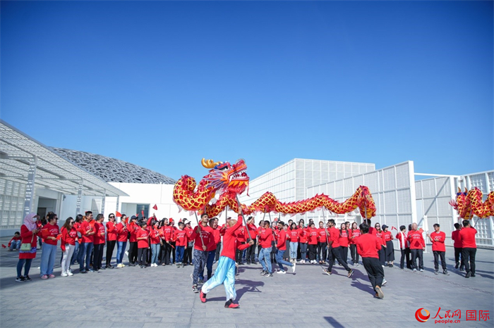 舞龍表演。人民網(wǎng) 塔里克·易卜拉欣攝