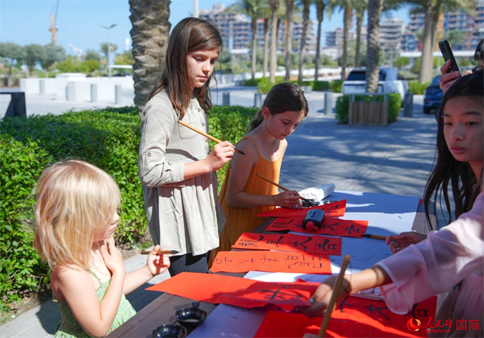 小朋友體驗(yàn)書(shū)法創(chuàng)作。人民網(wǎng) 塔里克·易卜拉欣攝