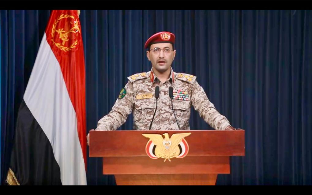 這張1月18日的視頻截圖顯示，也門(mén)胡塞武裝發(fā)言人葉海亞·薩雷亞發(fā)表聲明。新華社發(fā)