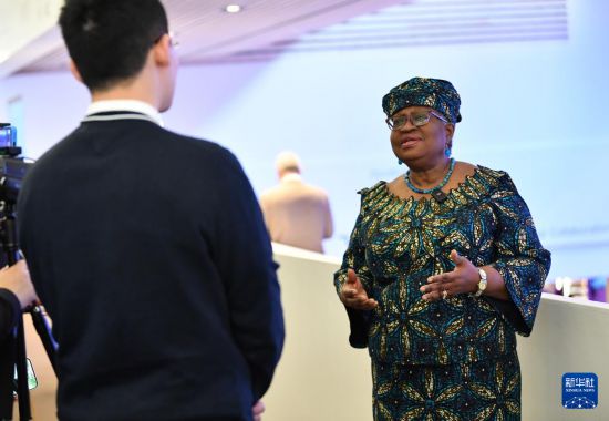 1月18日，世界貿易組織總干事伊維拉在瑞士達沃斯舉行的世界經濟論壇2024年年會期間接受新華社記者專訪。新華社記者 連漪 攝