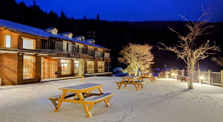 位在宜蘭縣內(nèi)的太平山森林游樂區(qū)23日凌晨開始下雪，園區(qū)翠峰山屋前一片雪白。圖片來源：臺灣“中央社”。