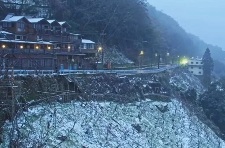 桃園市觀光旅游局22日新啟用的“上巴陵實(shí)時(shí)影像”的鏡頭下，現(xiàn)場呈現(xiàn)雪景。圖片來源：桃園市觀光旅游局。