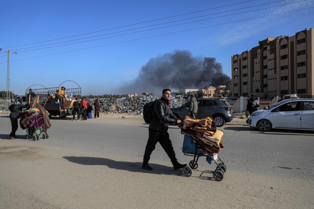 1月22日，在加沙地帶南部城市汗尤尼斯，人們逃離家園。新華社發(fā)（里澤克·阿卜杜勒賈瓦德攝）