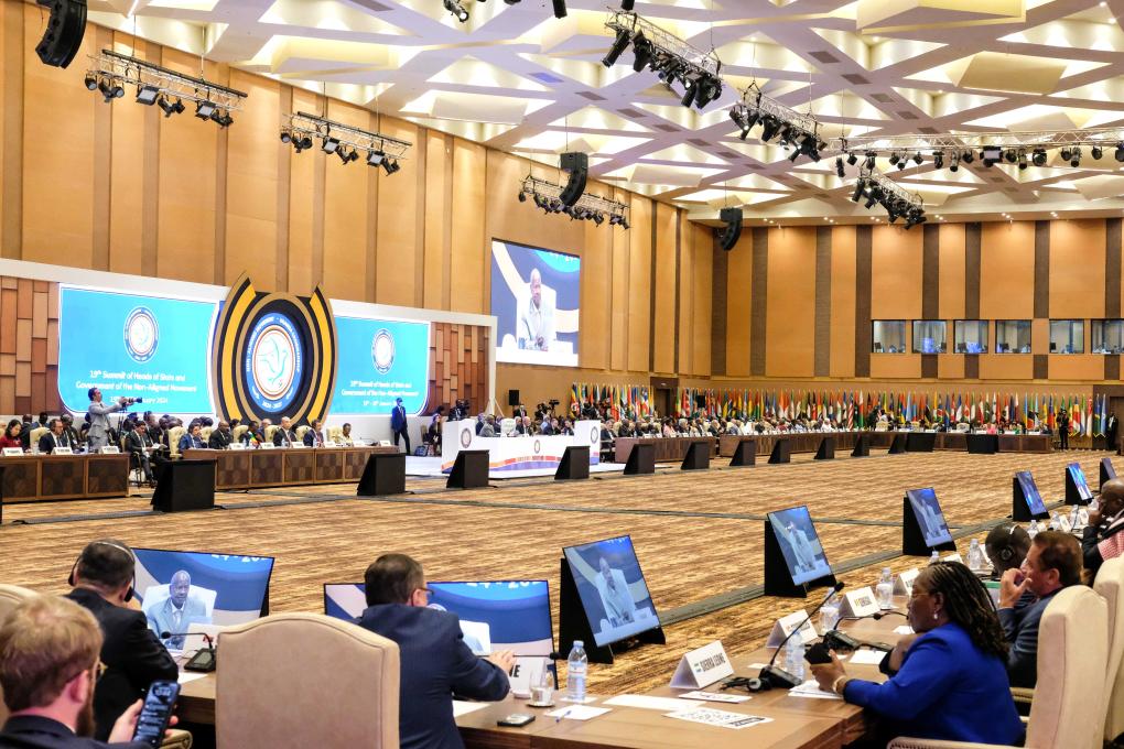 這是1月19日在烏干達(dá)首都坎帕拉拍攝的不結(jié)盟運動第19次峰會開幕式現(xiàn)場。新華社發(fā)（阿佳拉·納瓦達(dá)攝）