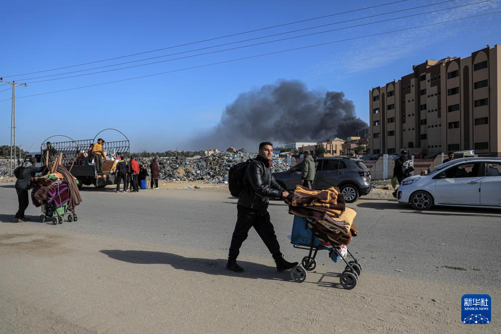 1月22日，在加沙地帶南部城市汗尤尼斯，人們逃離家園。新華社發(fā)（里澤克·阿卜杜勒賈瓦德攝）