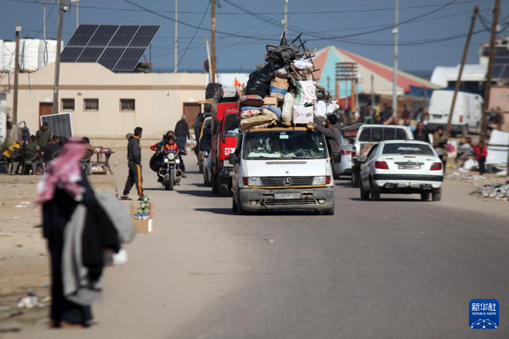 1月22日，在加沙地帶南部城市汗尤尼斯，人們逃離家園。新華社發(fā)（里澤克·阿卜杜勒賈瓦德攝）