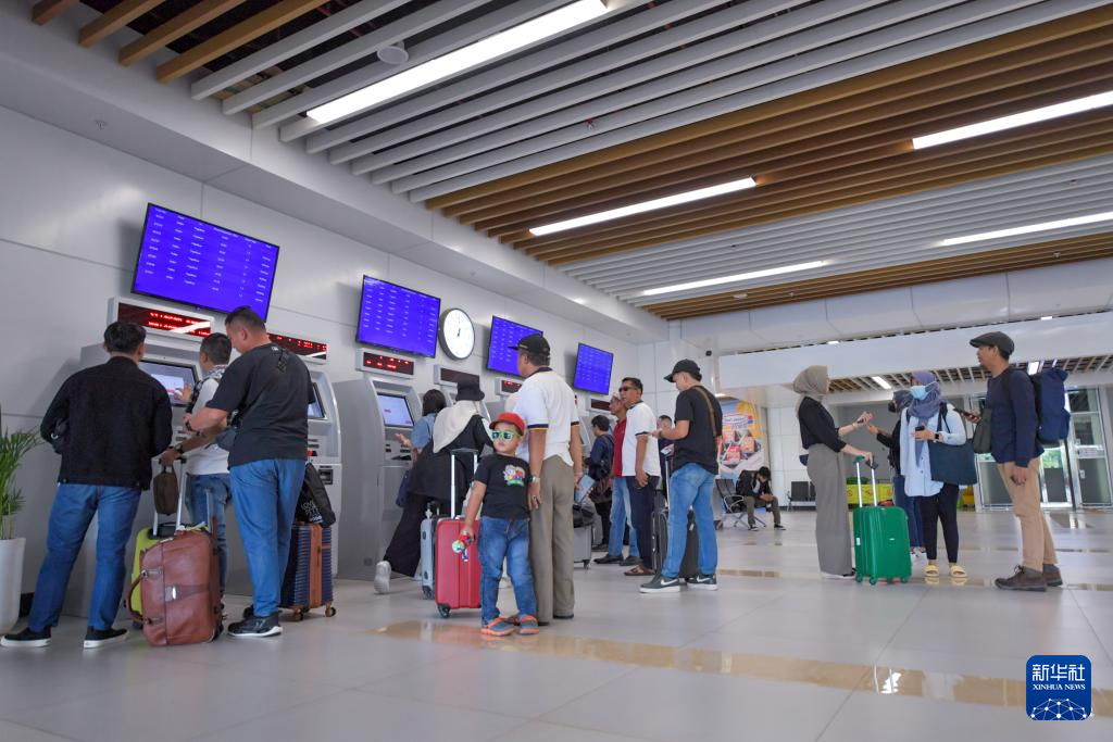 1月24日，在印度尼西亞雅加達(dá)哈利姆站，乘客使用自助取票機(jī)。新華社記者 徐欽 攝