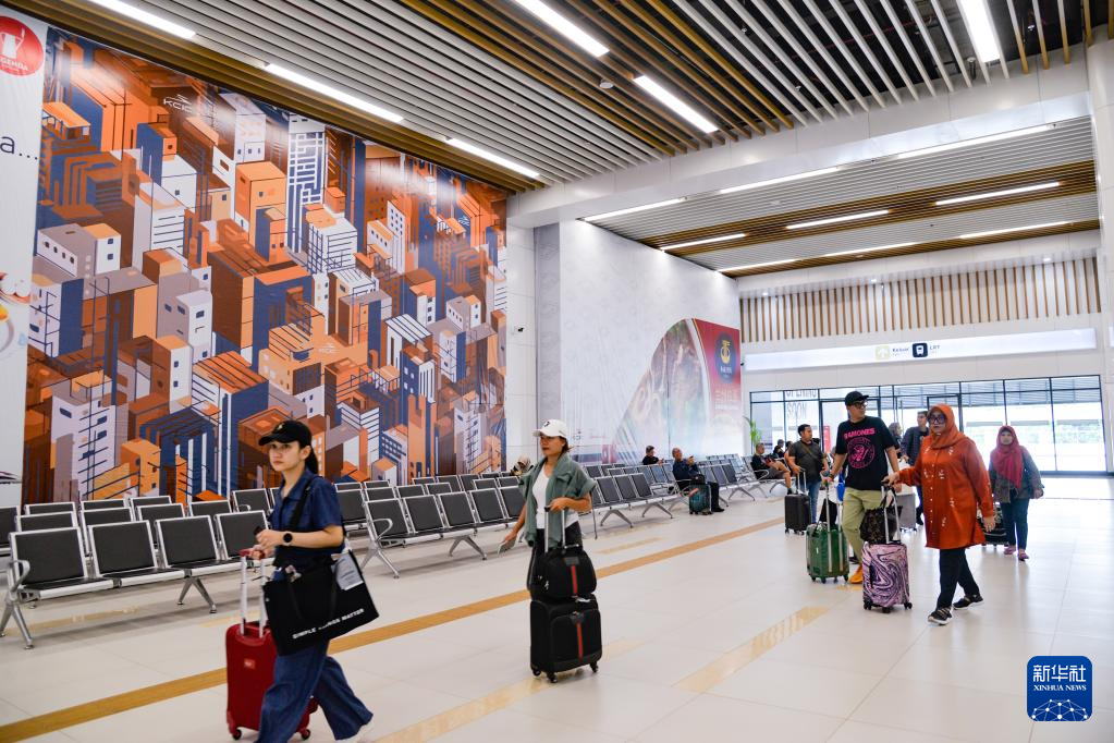 1月24日，在印度尼西亞雅加達(dá)哈利姆站，乘客在候車(chē)大廳內(nèi)行走。新華社記者 徐欽 攝