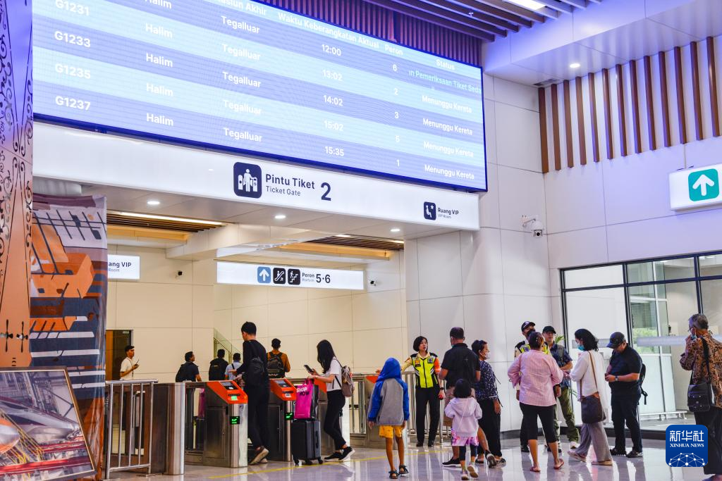 1月24日，在印度尼西亞雅加達(dá)哈利姆站候車(chē)大廳，乘客刷票前往站臺(tái)。新華社記者 徐欽 攝