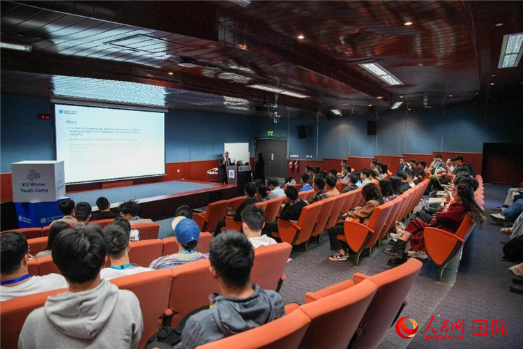 圖為23日，中國學(xué)生在聽取講座。人民網(wǎng)塔里克·易卜拉欣攝