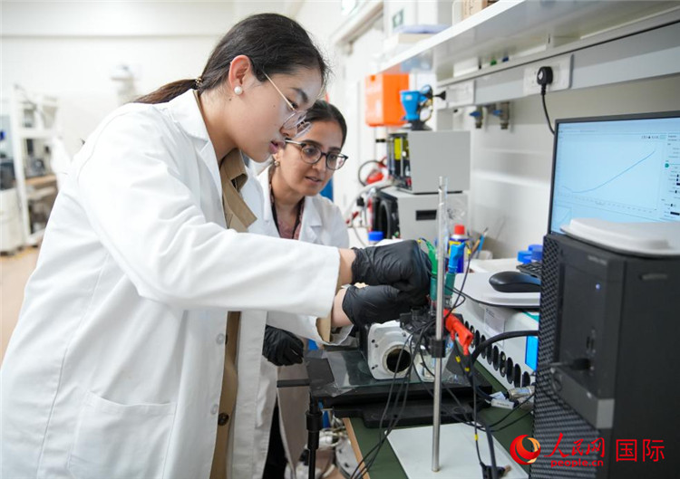 中國學(xué)生（左一）在嘗試操作電解水實驗。人民網(wǎng)塔里克·易卜拉欣攝