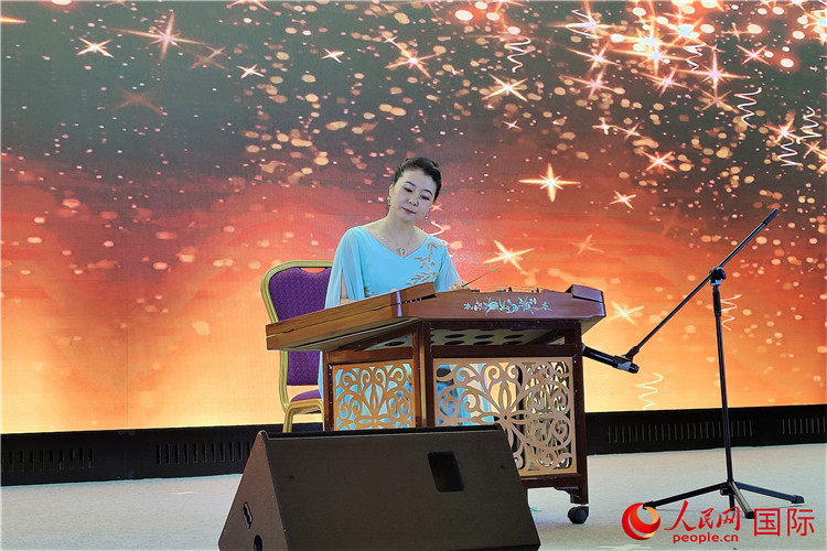 揚(yáng)琴演奏家劉艮演奏《夢(mèng)中的婚禮》。人民網(wǎng)記者 于宏建攝