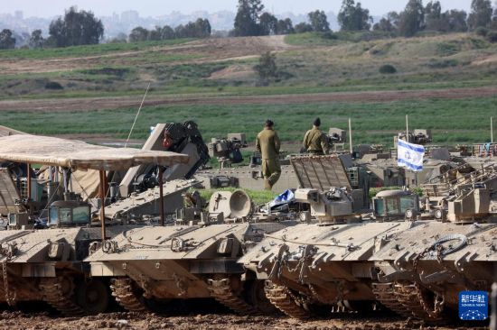 這是1月24日拍攝的加沙邊境以色列一側(cè)的以軍部隊(duì)。新華社發(fā)（吉爾·科恩·馬根攝）