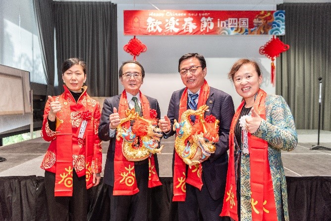 向池田知事、大西市長(zhǎng)贈(zèng)送“歡樂(lè)春節(jié)“吉祥龍。從左到右為魏有美副總領(lǐng)事、池田豊人知事、大西秀人市長(zhǎng)、馬曉琛主任。中國(guó)駐大阪旅游辦事處供圖