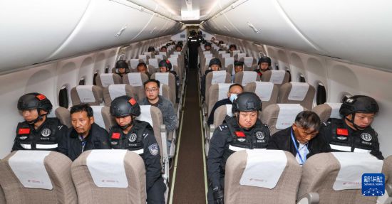1月30日，白所成、白應(yīng)蒼、魏懷仁、劉正祥、劉正茂、徐老發(fā)等10名緬北重大犯罪嫌疑人在被押解回國的飛機上。新華社記者 殷剛 攝