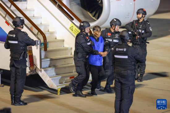 1月30日，在云南昆明長水機場，緬北重大犯罪嫌疑人白所成被我公安機關(guān)成功押解回國。新華社記者 殷剛 攝