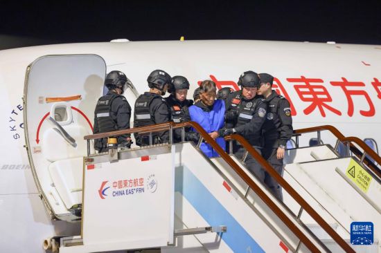 1月30日，在云南昆明長水機場，緬北重大犯罪嫌疑人白所成被我公安機關(guān)成功押解回國。新華社記者 殷剛 攝