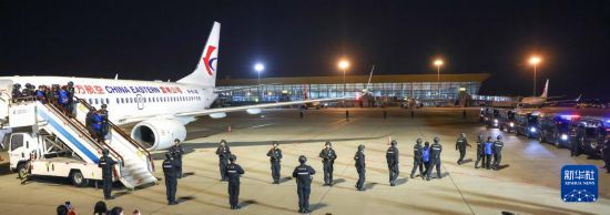 1月30日，在云南昆明長水機場，白所成、白應(yīng)蒼、魏懷仁、劉正祥、劉正茂、徐老發(fā)等10名緬北重大犯罪嫌疑人被我公安機關(guān)成功押解回國。新華社記者 殷剛 攝