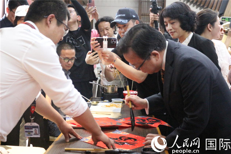 中國駐菲律賓大使黃溪連出席活動并與留菲學子共迎新春。人民網(wǎng)記者樊帆 攝