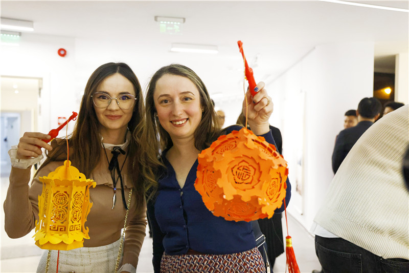 羅馬尼亞觀眾對泉州花燈愛不釋手。 布加勒斯特中國文化中心供圖