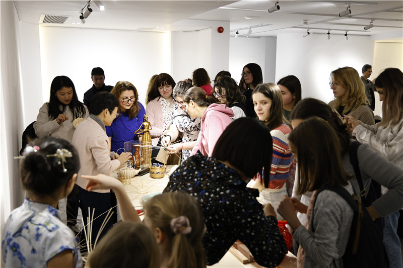 羅馬尼亞觀眾體驗安溪竹藤編技藝。 布加勒斯特中國文化中心供圖