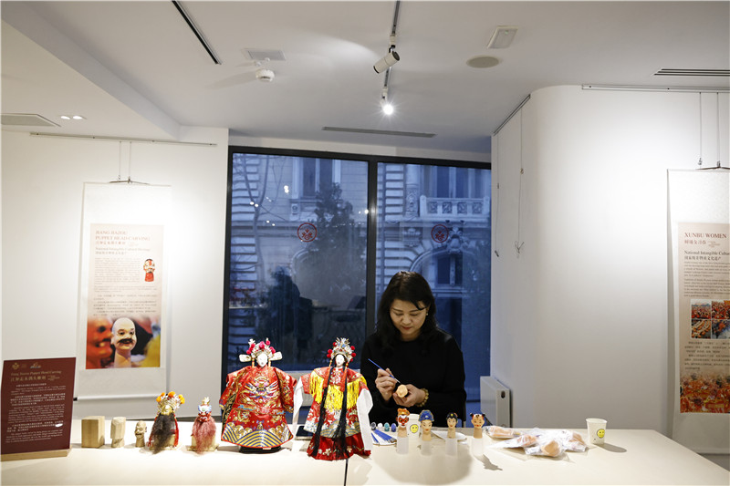 中國泉州的非遺大師制作江加走木偶頭雕刻。 布加勒斯特中國文化中心供圖_副本