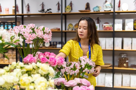 2023年7月1日，在位于湖南省長沙市的湖南高橋大市場，中非經貿博覽會常設展館展區(qū)肯尼亞館工作人員在整理產自非洲的鮮花。新華社記者 陳思汗 攝