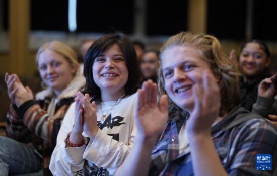 1月30日，在美國華盛頓州塔科馬市林肯中學(xué)，將于3月啟程赴華交流的林肯中學(xué)12年級(jí)學(xué)生蒙特塞拉特·羅梅羅-羅查（中）參加美國中學(xué)生赴華交流歡送儀式。新華社記者 吳曉凌 攝