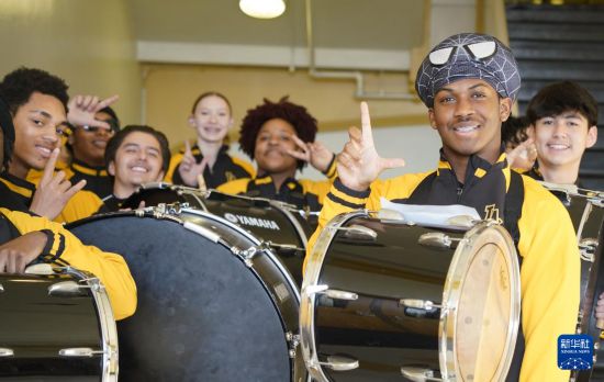 1月30日，在美國華盛頓州塔科馬市林肯中學(xué)，學(xué)校鼓樂隊(duì)準(zhǔn)備在美國中學(xué)生赴華交流歡送儀式上表演。新華社記者 吳曉凌 攝