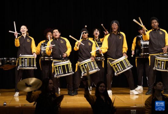 1月30日，在美國華盛頓州塔科馬市林肯中學(xué)，學(xué)校鼓樂隊(duì)在美國中學(xué)生赴華交流歡送儀式上表演。新華社記者 吳曉凌 攝