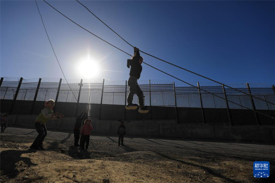 1月31日，在加沙地帶南部城市拉法同埃及邊境地區(qū)，巴勒斯坦兒童在玩耍。新華社發(fā)（亞西爾·庫迪攝）