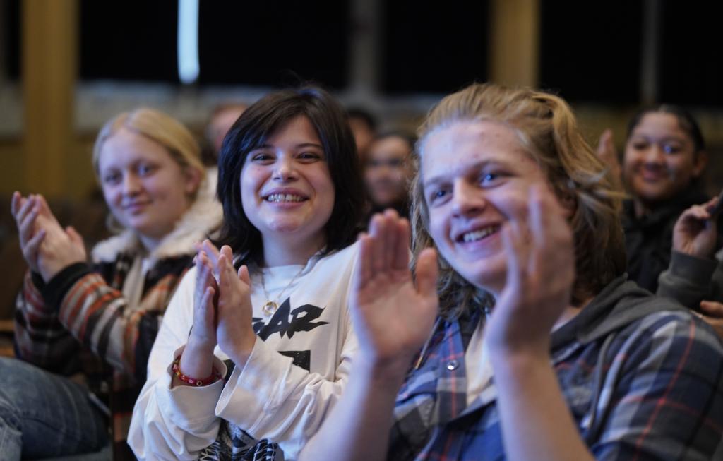 1月30日，在美國華盛頓州塔科馬市林肯中學(xué)，將于3月啟程赴華交流的林肯中學(xué)12年級(jí)學(xué)生蒙特塞拉特·羅梅羅-羅查（中）參加美國中學(xué)生赴華交流歡送儀式。新華社記者 吳曉凌 攝