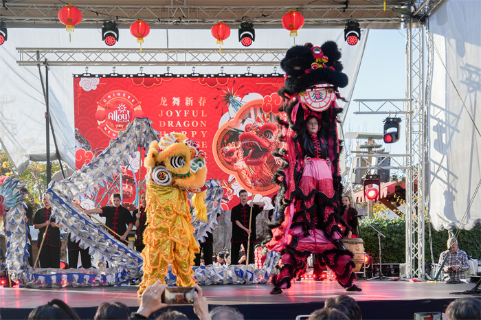 中國駐希臘大使館大使肖軍正與希方嘉賓為舞龍點(diǎn)睛。     希臘小朋友進(jìn)行舞龍舞獅表演?！吨邢r(shí)報(bào)》供圖