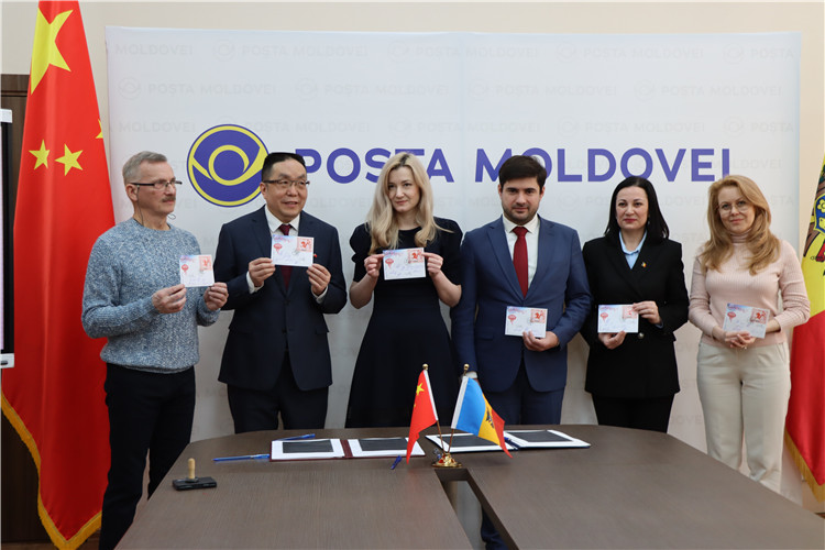 摩爾多瓦首發(fā)龍年生肖郵票。中國駐摩爾多瓦大使館供圖