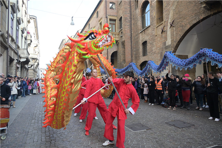 當(dāng)?shù)匚湫g(shù)學(xué)院進(jìn)行舞龍表演。張錫琪攝