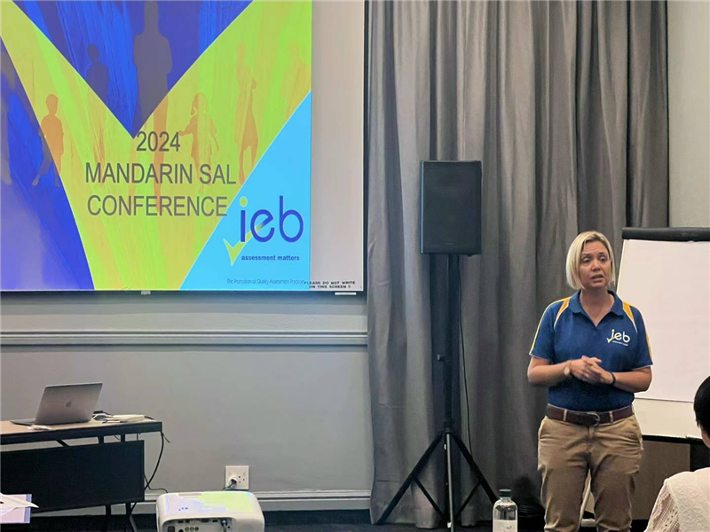 羅賓·莫瓦特女士對(duì)2023年“南非漢語高考”情況進(jìn)行數(shù)據(jù)分析總結(jié)。（圖片來源：南非中國文化和國際教育交流中心孔子課堂）