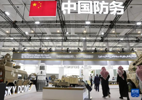 2月5日，在沙特阿拉伯利雅得，人們在中國展區(qū)參觀。新華社記者 王東震 攝