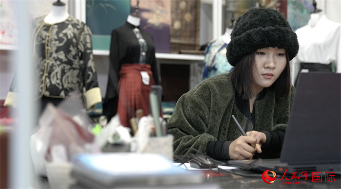 1月23日，在山東省菏澤市曹縣有愛云倉直播基地，張子晨正在設(shè)計漢服。 人民網(wǎng)記者 袁蒙攝